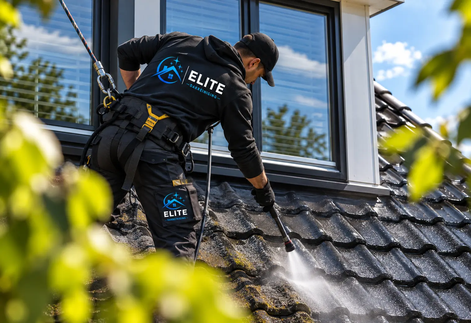 Elite Dakreiniging aan het werk op een pannendak